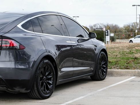 Used 2018 Tesla Model X 75D image 12
