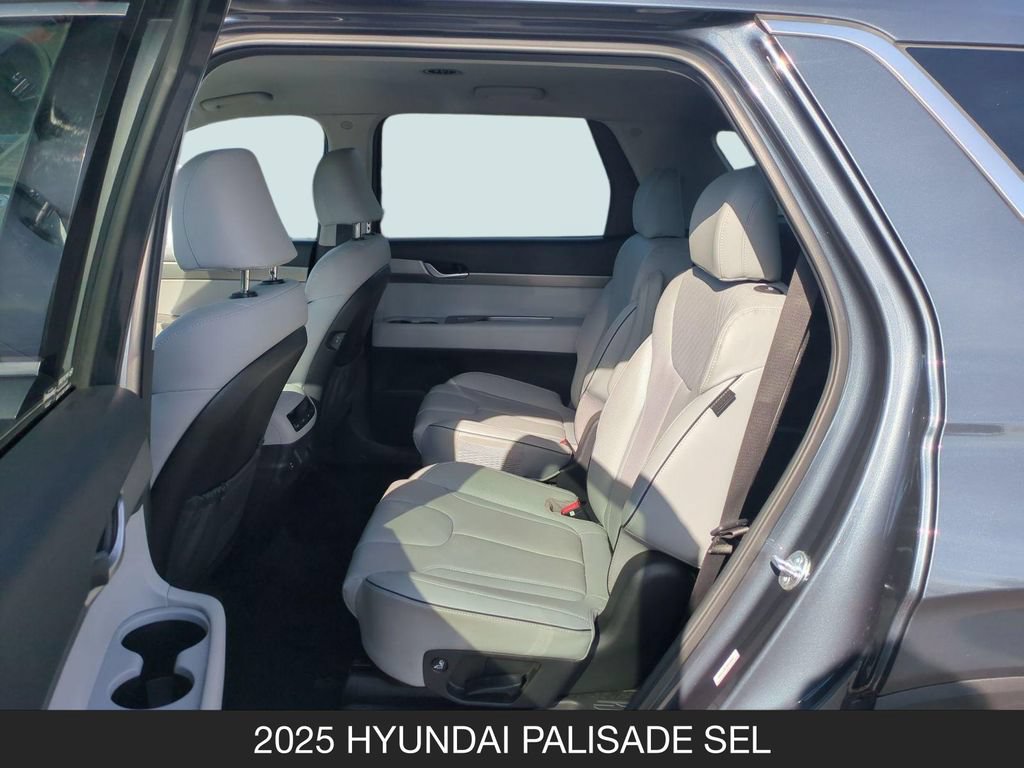 Used 2025 Hyundai Palisade SEL FWD image 16