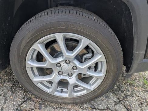 Used 2023 Jeep Compass Latitude image 17