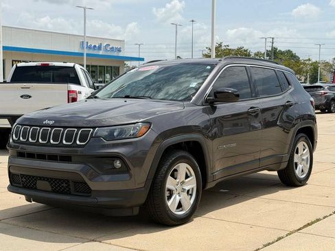 Used 2022 Jeep Compass Latitude FWD image 8