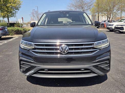Used 2023 Volkswagen Tiguan SE image 2