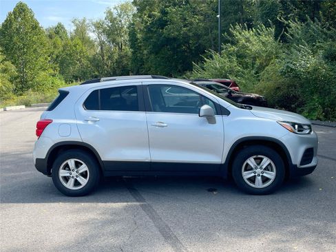 Used 2020 Chevrolet Trax LT w/ Sun & Sound Package AWD/4WD image 6