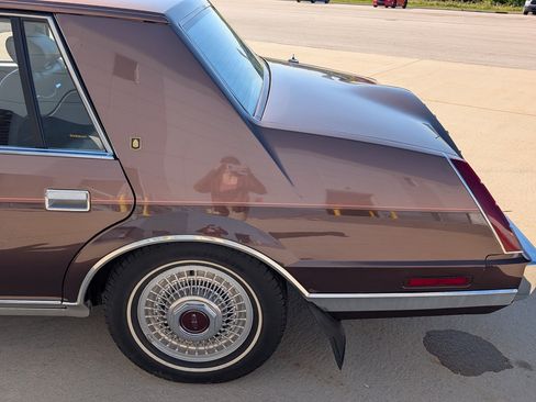 Used 1987 Lincoln Continental Signature RWD image 32