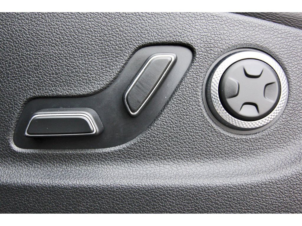 Used 2025 Genesis GV70 2.5T AWD/4WD image 32