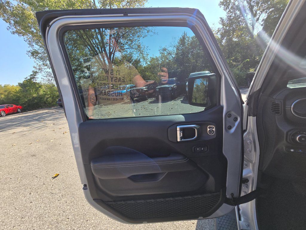 Used 2023 Jeep Wrangler Unlimited Sahara w/ Cold Weather Group AWD/4WD image 31