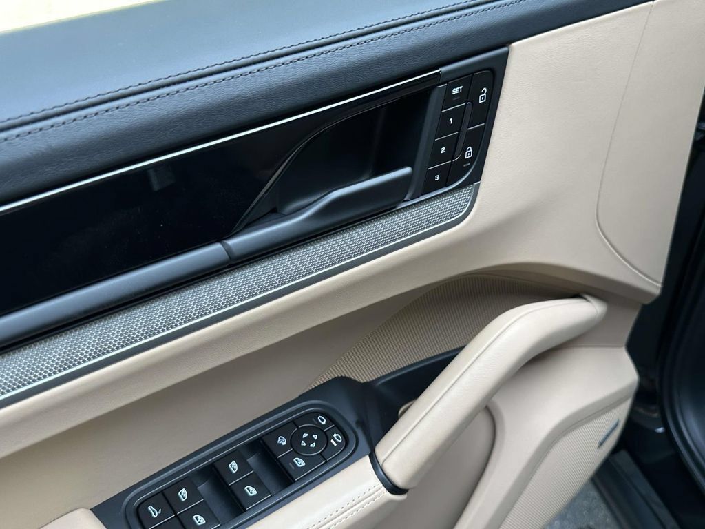 Certified 2026 Porsche Cayenne AWD/4WD image 18