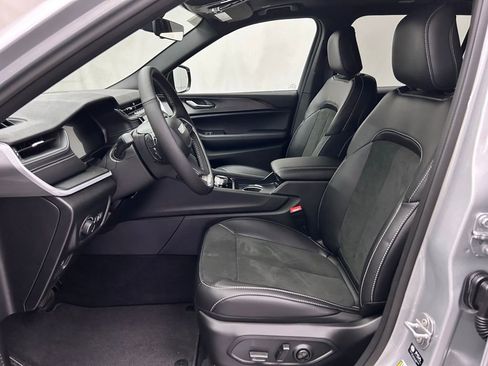 New 2025 Jeep Grand Cherokee L Altitude image 17