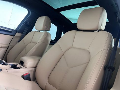 Certified 2025 Porsche Macan AWD/4WD image 5