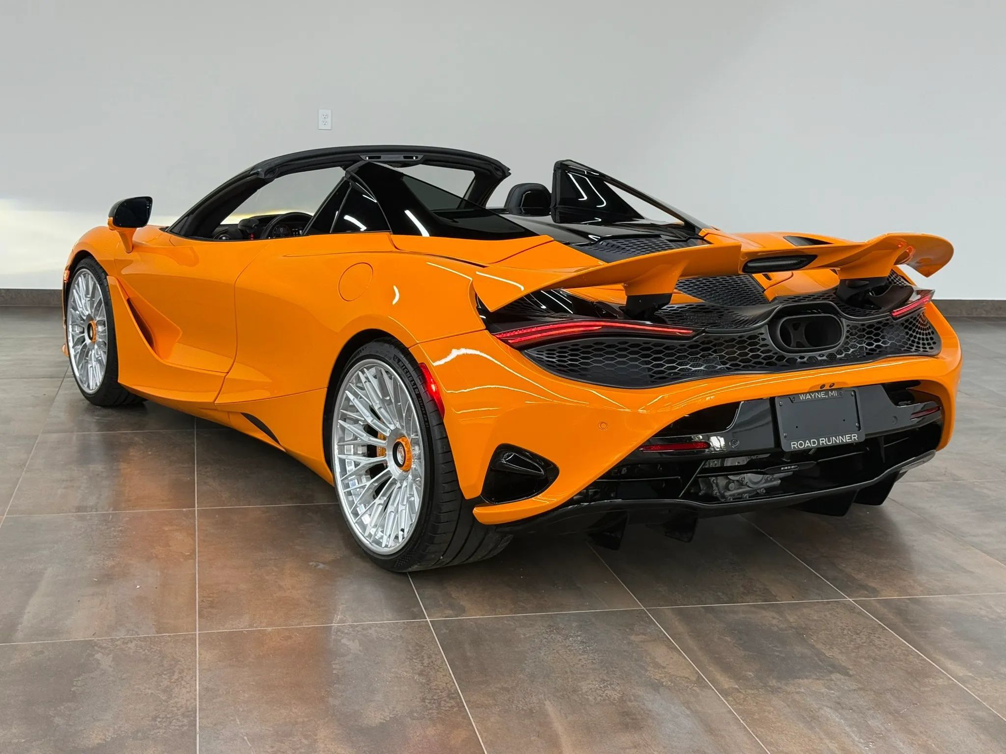 Used 2025 McLaren 750S Spider RWD image 26