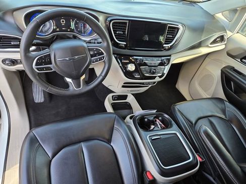 Used 2023 Chrysler Pacifica Touring-L FWD image 11