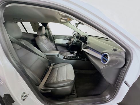 Used 2025 Chevrolet Trax LT w/ LT Convenience Package image 32