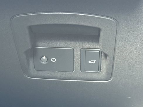 Certified 2025 Land Rover Range Rover Velar Dynamic SE image 32