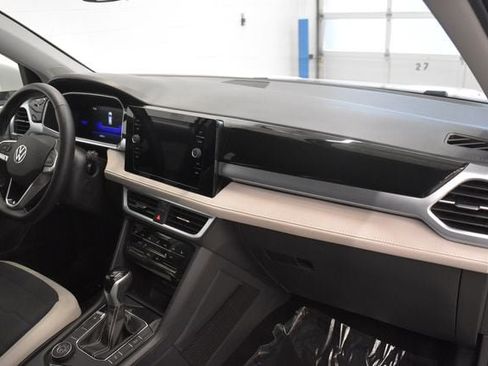 Used 2025 Volkswagen Taos SE AWD/4WD image 18