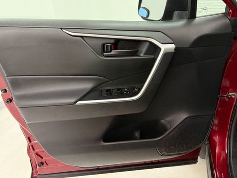 Used 2020 Toyota RAV4 LE FWD image 29