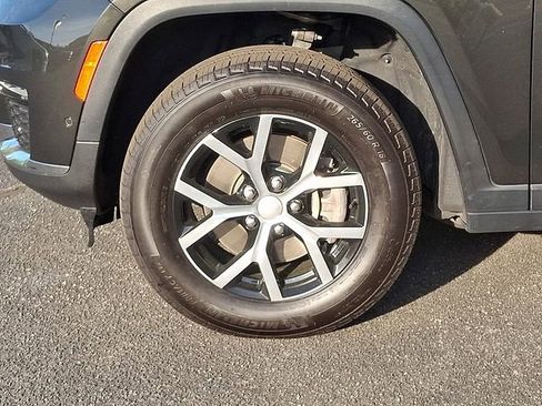 Used 2023 Jeep Grand Cherokee L Limited w/ Luxury Tech Group II image 8