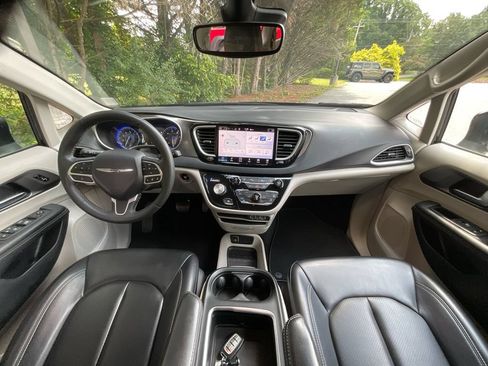 Used 2023 Chrysler Pacifica Touring-L FWD image 18