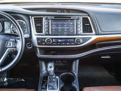 Used 2017 Toyota Highlander Limited image 15
