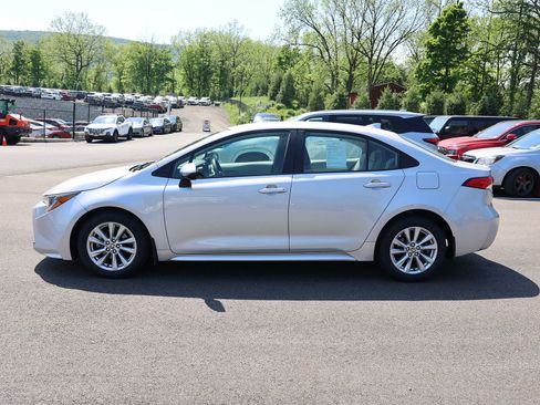 Used 2023 Toyota Corolla LE w/ LE Convenience Package FWD image 4