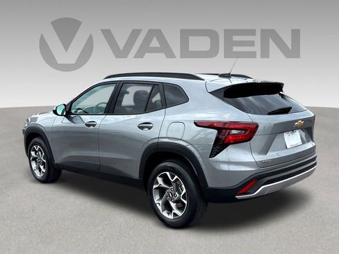 Used 2025 Chevrolet Trax LT FWD image 22