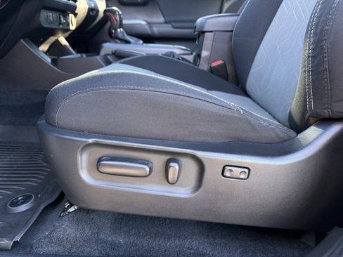 Used 2022 Toyota Tacoma TRD Sport image 18