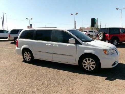 Used 2016 Chrysler Town & Country Touring FWD image 5