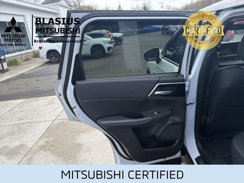 Used 2023 Mitsubishi Outlander 4WD Plug-In Hybrid image 32