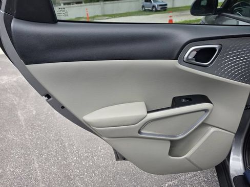 Certified 2025 Kia Soul LX w/ LX Technology Package FWD image 12