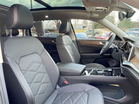 Used 2024 Volkswagen Atlas SE w/ Panoramic Sunroof Package image 10