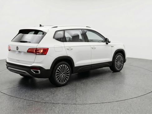 Used 2025 Volkswagen Taos SE image 9