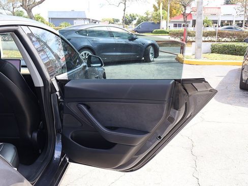 Used 2018 Tesla Model 3 Mid Range image 25