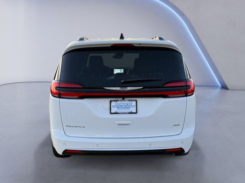 New 2026 Chrysler Pacifica Pinnacle image 4