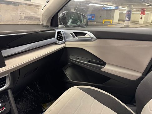 New 2025 Volkswagen Taos SE image 31
