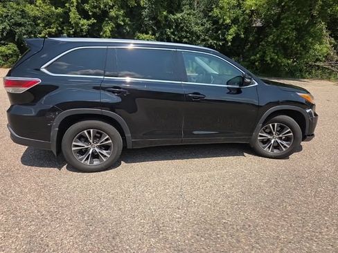 Used 2016 Toyota Highlander XLE AWD/4WD image 19