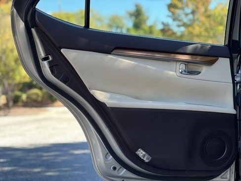 Used 2017 Lexus ES 300h w/ Luxury Package image 18