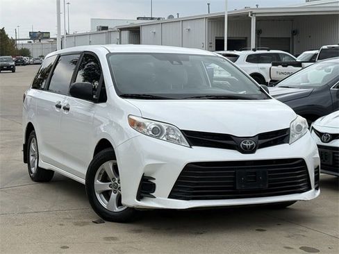 Used 2020 Toyota Sienna L image 2
