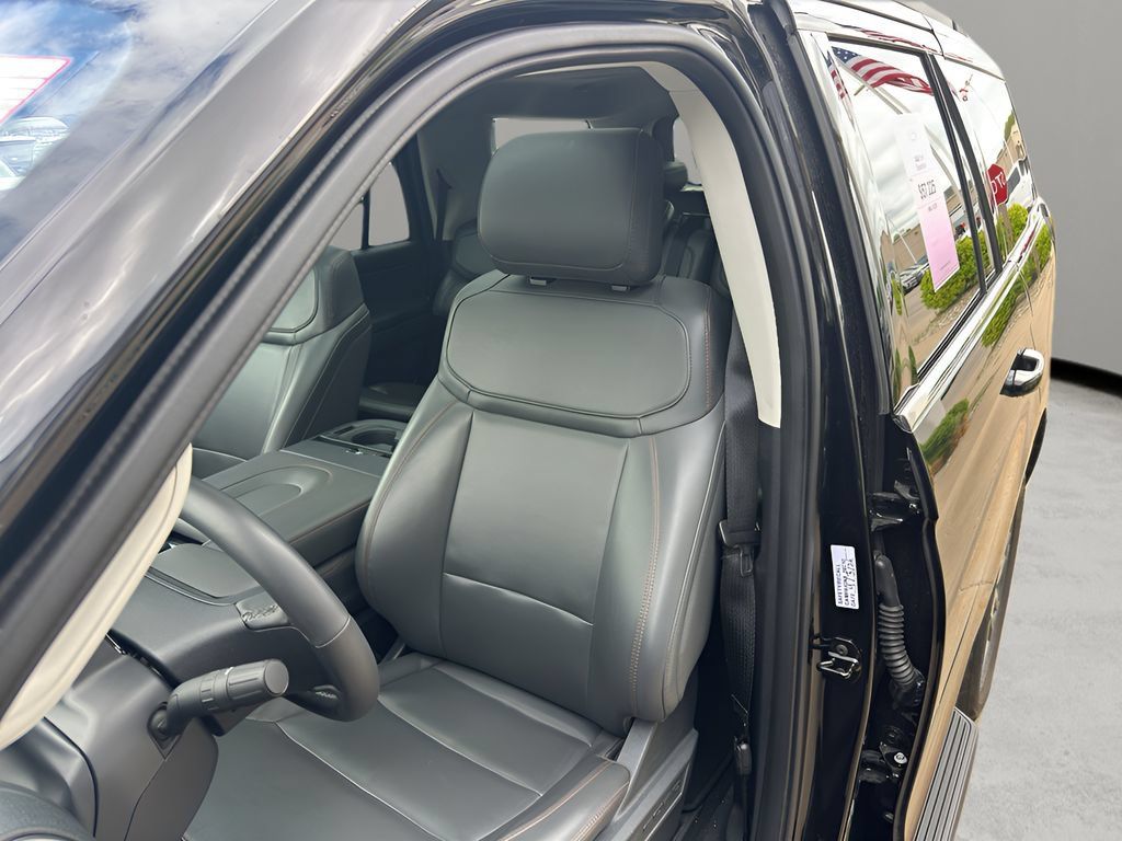 Used 2025 Ford Expedition Active AWD/4WD image 27