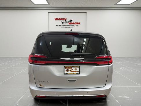 Used 2023 Chrysler Pacifica Touring-L FWD image 6