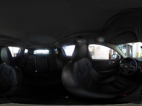 Used 2025 Volvo V60 B5 Cross Country Plus image 42