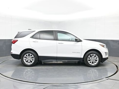 Used 2021 Chevrolet Equinox LS w/ LS Convenience Package image 3