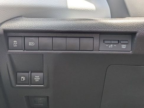 Used 2025 Toyota Sienna XLE FWD image 27