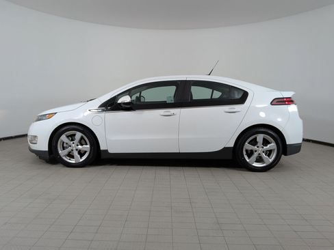 Used 2014 Chevrolet Volt FWD image 2