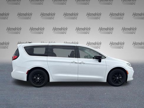 Used 2024 Chrysler Pacifica Touring-L FWD image 8