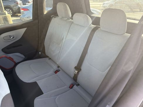 Used 2015 Jeep Renegade Latitude FWD image 11
