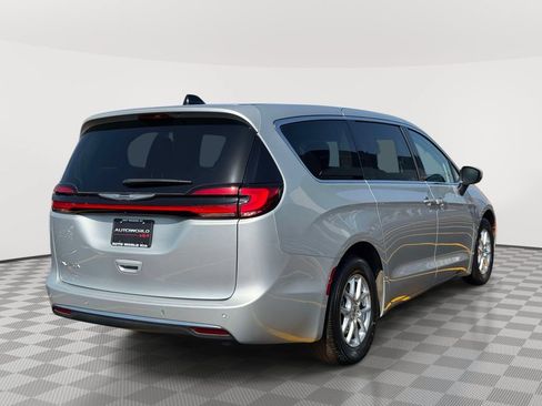 Used 2023 Chrysler Pacifica Touring-L FWD image 4
