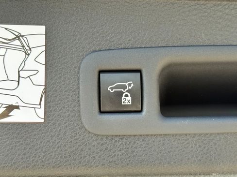 Used 2023 Toyota Sienna XSE AWD/4WD image 17