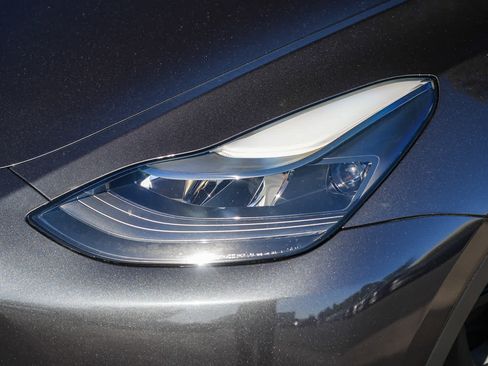 Used 2024 Tesla Model Y Long Range AWD/4WD image 2