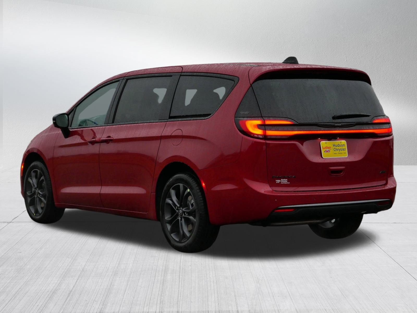 New 2026 Chrysler Pacifica Select AWD/4WD image 3