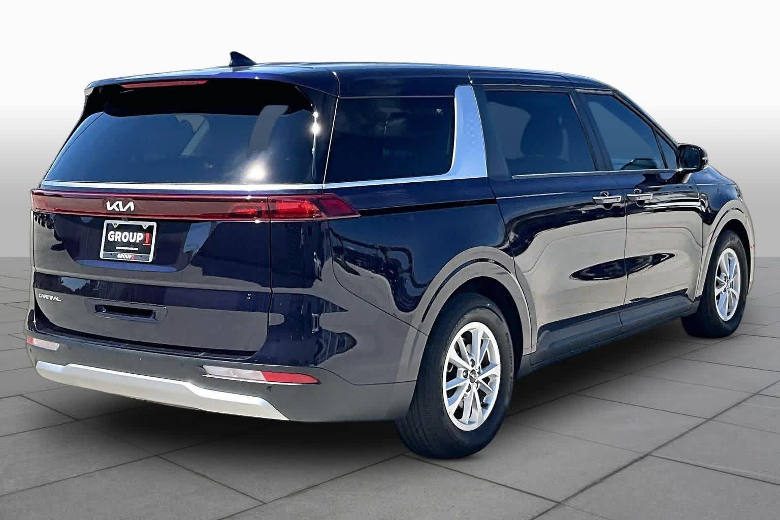 Used 2024 Kia Carnival LX FWD image 11