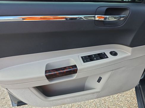 Used 2006 Chrysler 300 C w/ Navigation & Sound Group II image 5