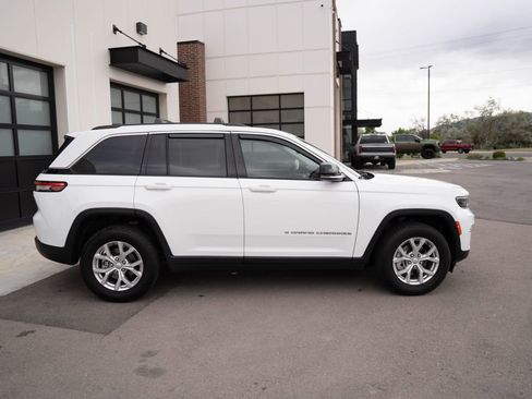 Used 2023 Jeep Grand Cherokee Limited AWD/4WD image 10